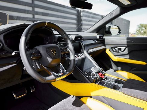 Used 2021 Lamborghini Urus image 2