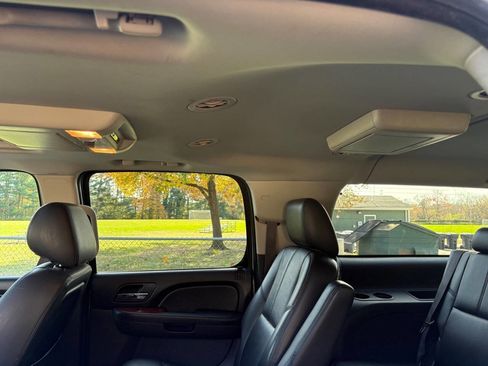 Used 2013 Chevrolet Suburban LT image 19