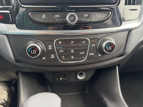 Used 2021 Chevrolet Traverse LT FWD image 21