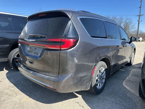 Used 2022 Chrysler Pacifica Touring-L image 9