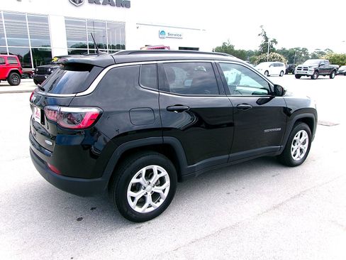 Used 2024 Jeep Compass Latitude AWD/4WD image 4