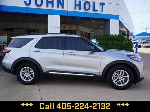 Used 2025 Ford Explorer Active w/ Active Comfort Package RWD image 8