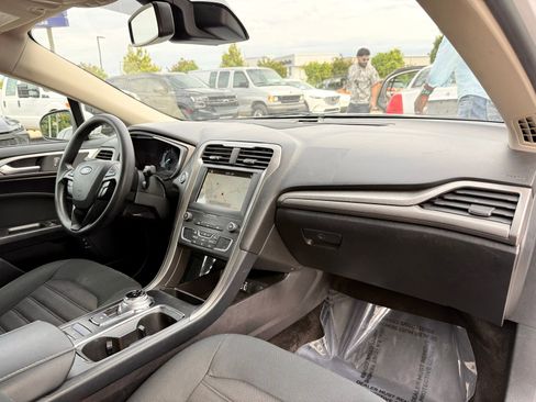 Used 2019 Ford Fusion SE FWD image 20