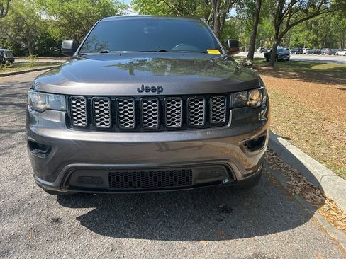Used 2019 Jeep Grand Cherokee Altitude image 3