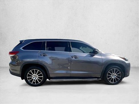Used 2018 Toyota Highlander SE AWD/4WD image 5