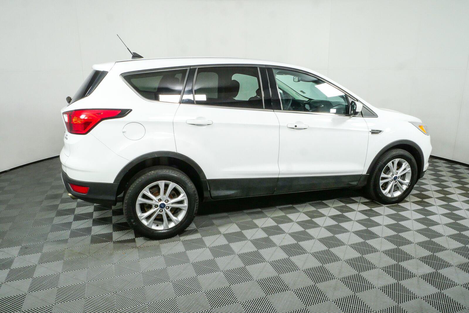 Used 2019 Ford Escape SE FWD image 2
