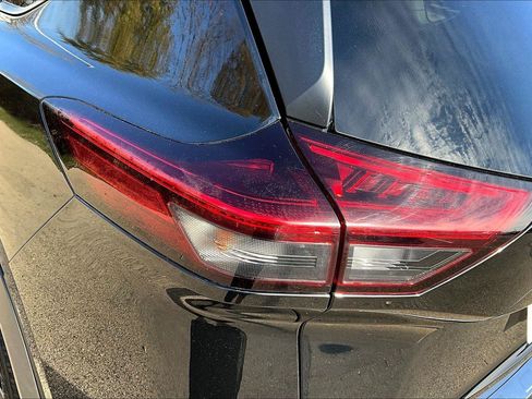 Used 2023 Nissan Rogue SV w/ SV Premium Package image 30