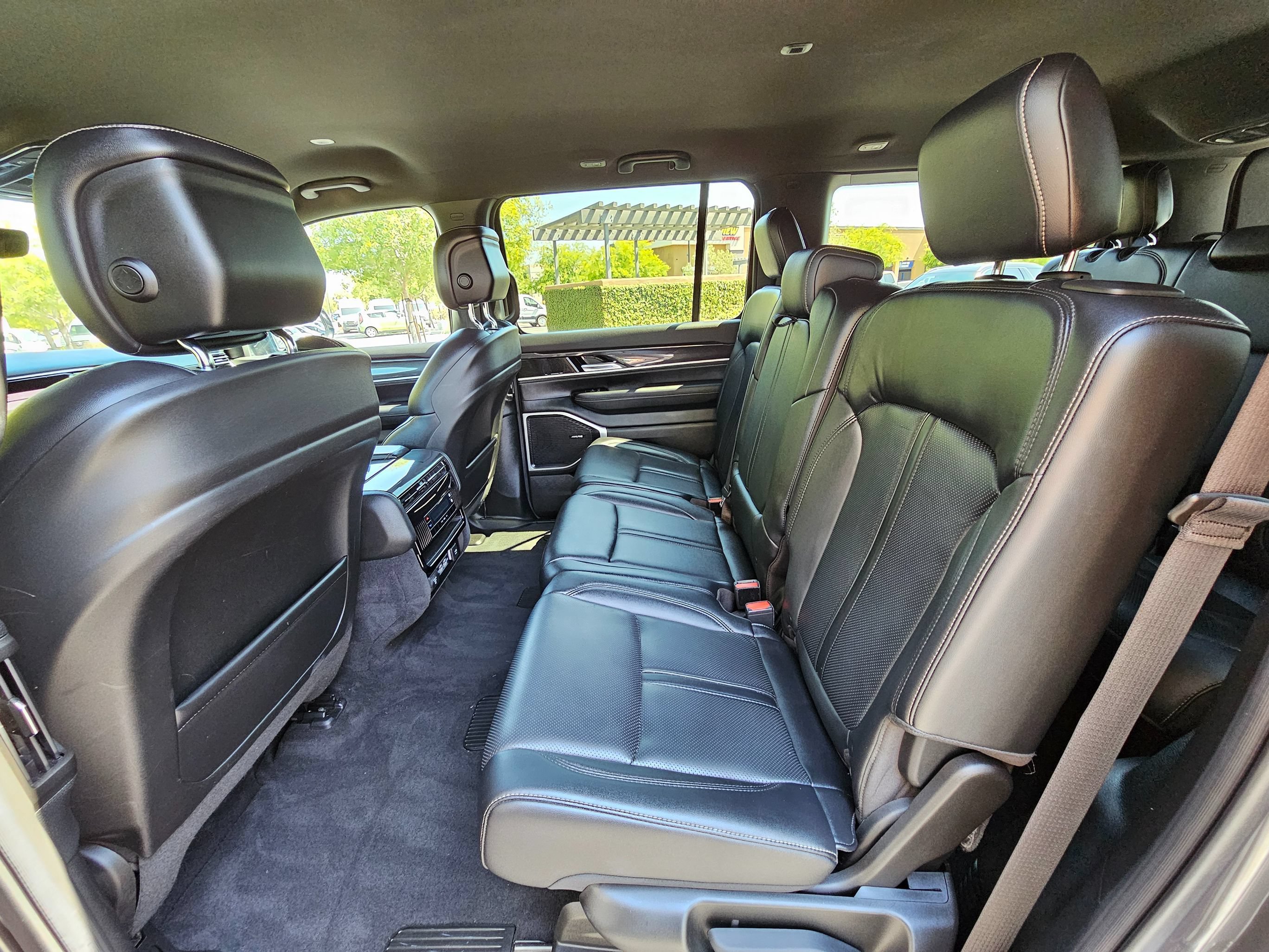 Used 2022 Jeep Wagoneer Series I AWD/4WD image 17