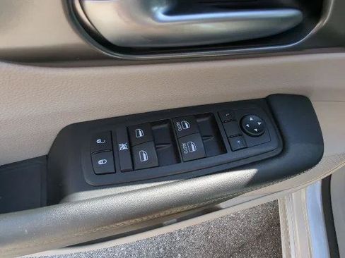 Certified 2024 Chrysler Pacifica Touring-L FWD image 28