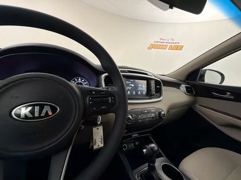 Used 2018 Kia Sorento FWD image 18