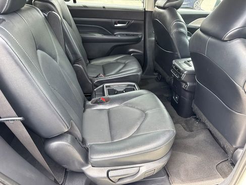 Used 2024 Toyota Grand Highlander AWD image 17