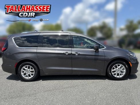 Used 2021 Chrysler Pacifica Touring-L FWD image 2