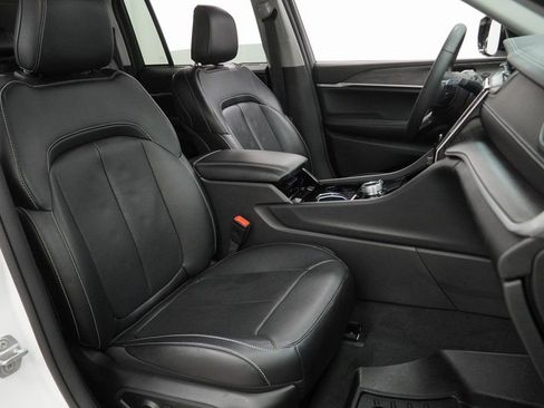 Used 2023 Jeep Grand Cherokee Limited w/ Luxury Tech Group II image 36