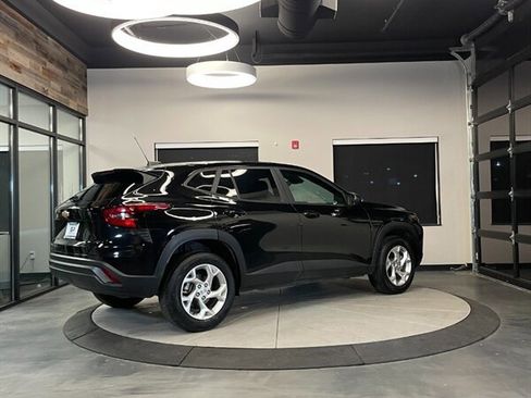 Used 2024 Chevrolet Trax LS w/ LS Convenience Package image 3