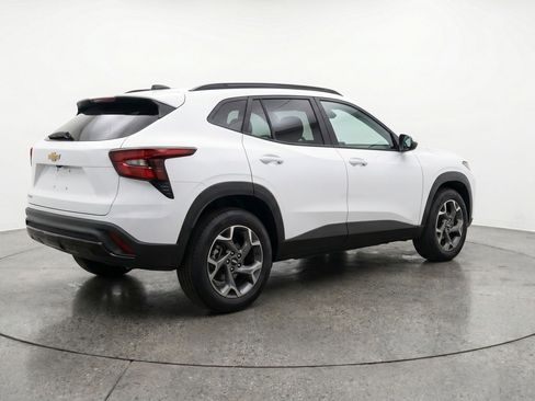 Used 2025 Chevrolet Trax LT w/ LT Convenience Package FWD image 9
