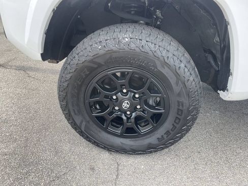Used 2022 Toyota Tacoma SR5 AWD/4WD image 9