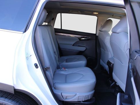 Used 2026 Toyota Highlander Platinum AWD/4WD image 41