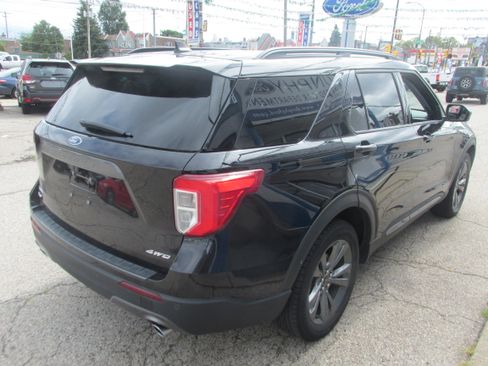 Used 2022 Ford Explorer XLT w/ Equipment Group 202A image 4
