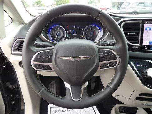 Used 2024 Chrysler Pacifica Touring-L FWD image 12