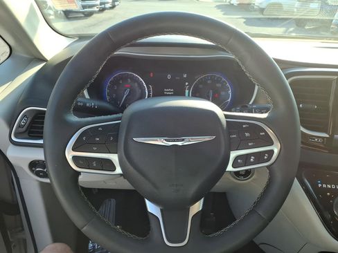 Used 2023 Chrysler Pacifica Touring-L image 8