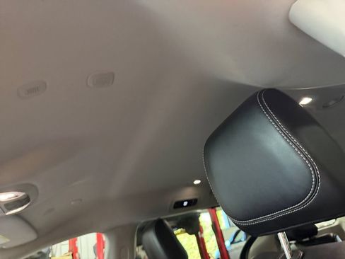Used 2024 Chrysler Pacifica Touring-L FWD image 16