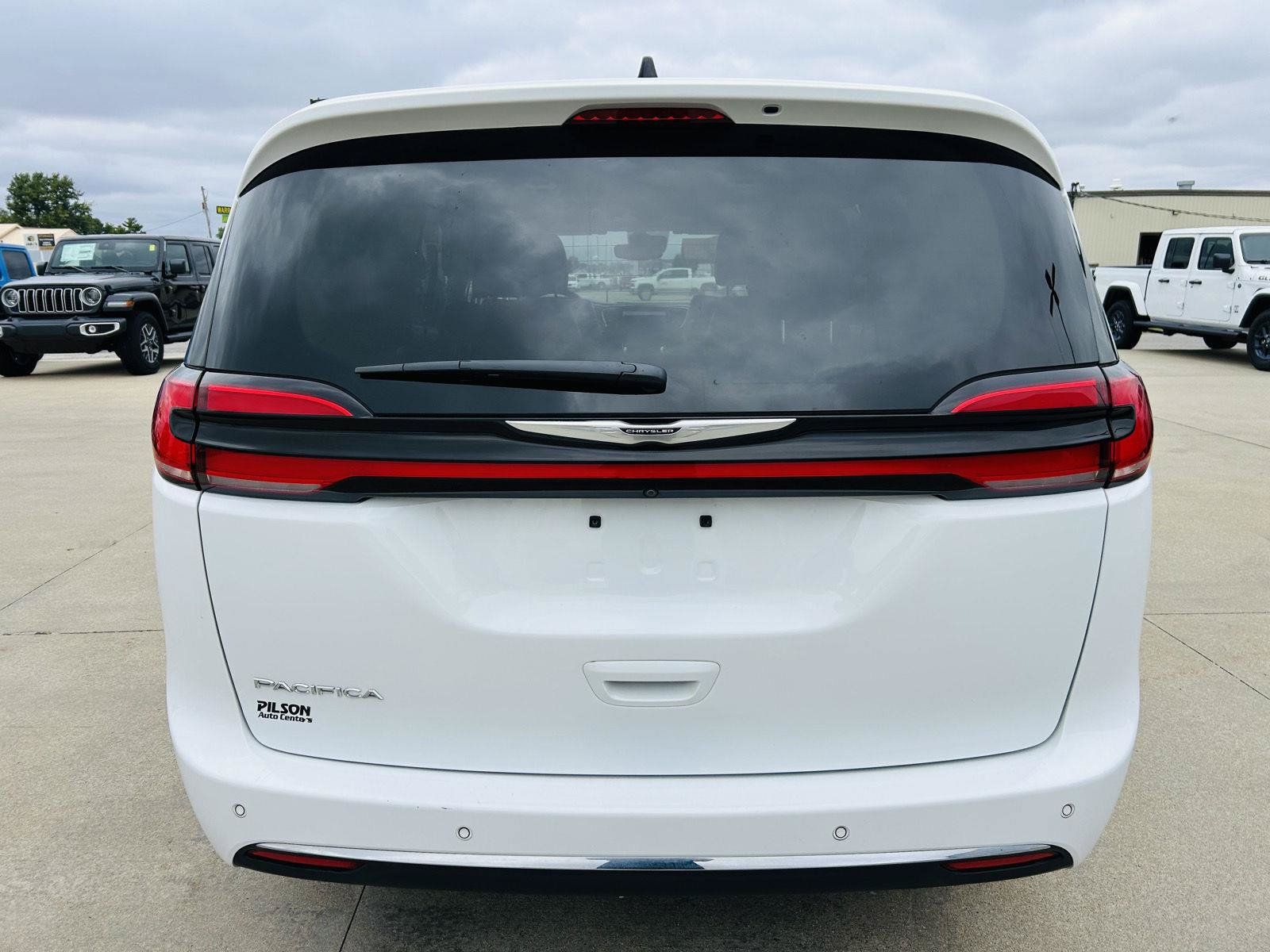 Used 2024 Chrysler Pacifica Touring-L FWD image 38