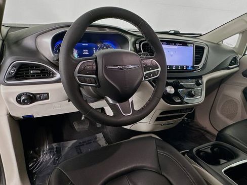 Used 2023 Chrysler Pacifica Touring-L FWD image 11