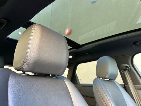 Certified 2025 Land Rover Range Rover Velar Dynamic SE image 18