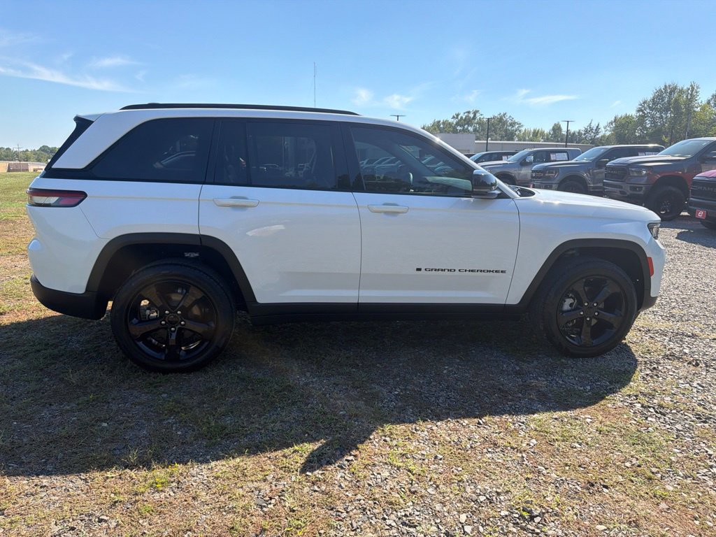 Used 2023 Jeep Grand Cherokee Limited w/ Black Appearance Package RWD image 9