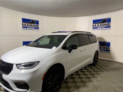 Used 2025 Chrysler Pacifica Limited image 6