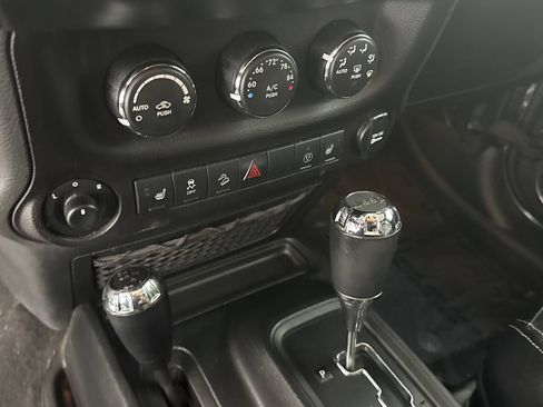 Used 2017 Jeep Wrangler Unlimited Rubicon w/ Connectivity Group AWD/4WD image 39