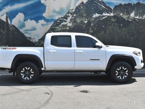 Certified 2022 Toyota Tacoma TRD Off-Road w/ Technology Package AWD/4WD image 2