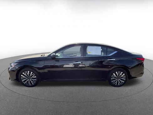 Used 2025 Nissan Altima 2.5 SV image 9