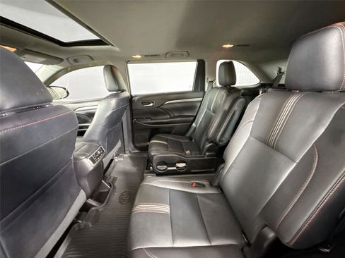 Used 2019 Toyota Highlander SE AWD/4WD image 30