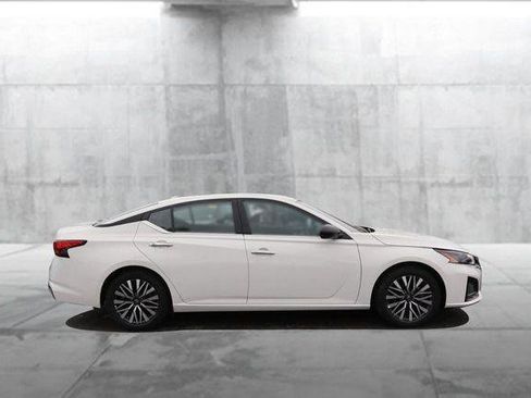 Used 2025 Nissan Altima 2.5 SV image 5