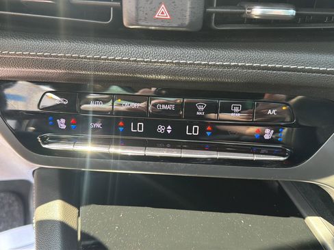 Used 2023 Buick Envision Avenir AWD/4WD image 30