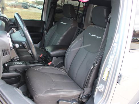 Used 2016 Jeep Wrangler Unlimited Rubicon w/ Connectivity Group image 13