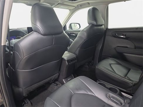 Used 2023 Toyota Highlander XLE image 12