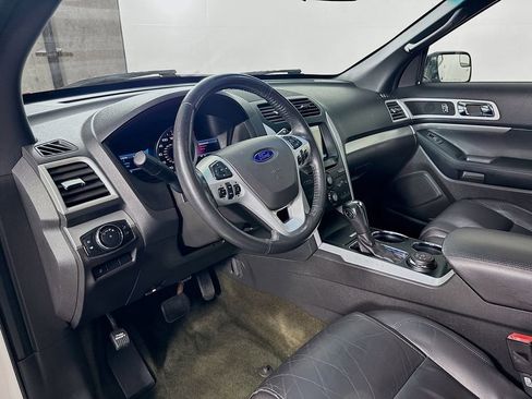 Used 2014 Ford Explorer XLT w/ Equipment Group 202A AWD/4WD image 9