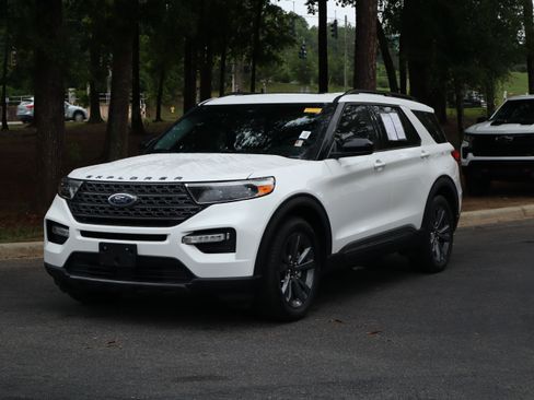 Used 2023 Ford Explorer XLT w/ Equipment Group 202A RWD image 5