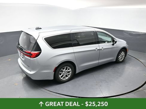 Used 2024 Chrysler Pacifica Touring-L FWD image 40