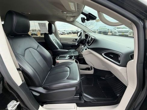 Used 2023 Chrysler Pacifica Touring-L image 20