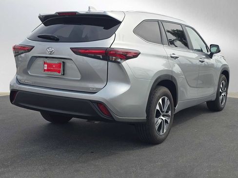 Certified 2025 Toyota Highlander XLE FWD image 3