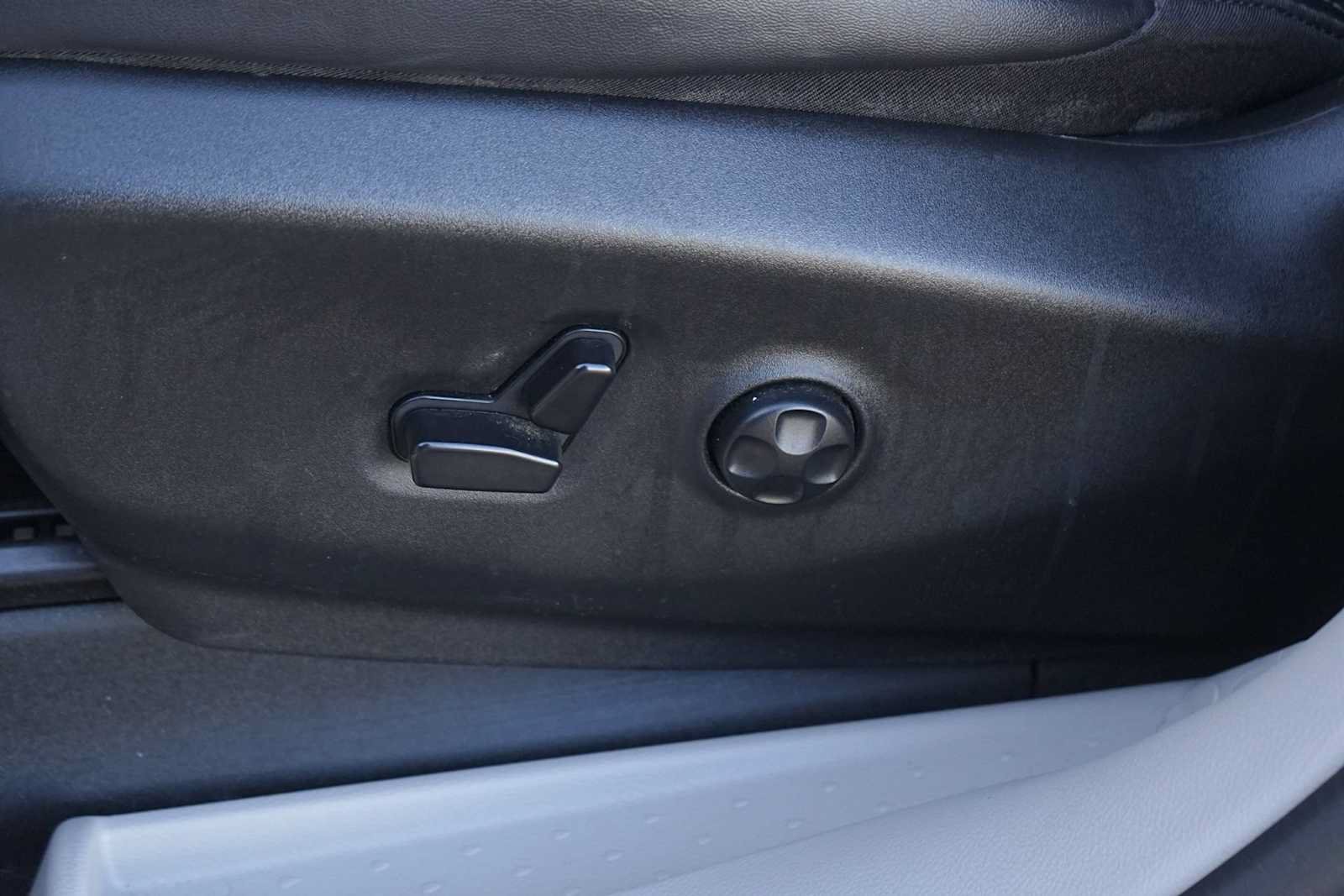 Used 2024 Chrysler Pacifica Touring-L FWD image 12