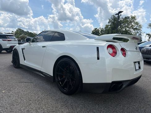 Used 2010 Nissan GT-R Premium AWD/4WD image 2