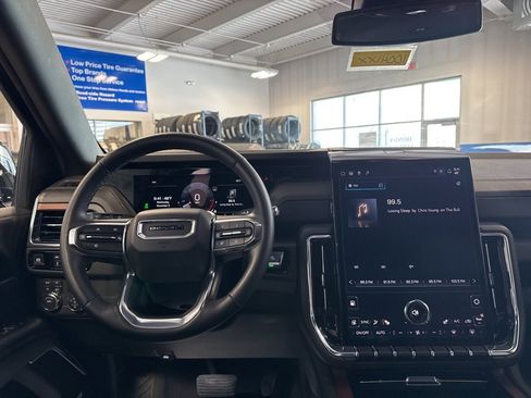 Used 2025 GMC Yukon XL Denali image 10