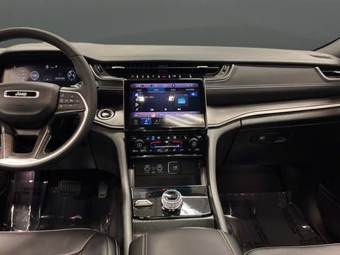 Used 2024 Jeep Grand Cherokee Limited w/ Luxury Tech Group II image 11