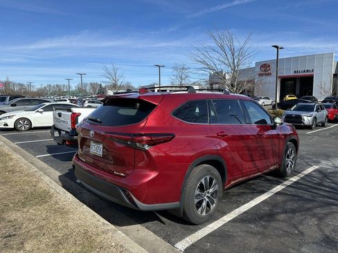 Used 2022 Toyota Highlander XLE image 6