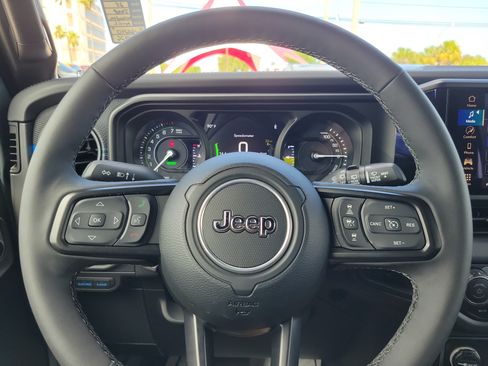 Used 2025 Jeep Wrangler Unlimited Rubicon 4xe w/ Safety Group AWD/4WD image 16