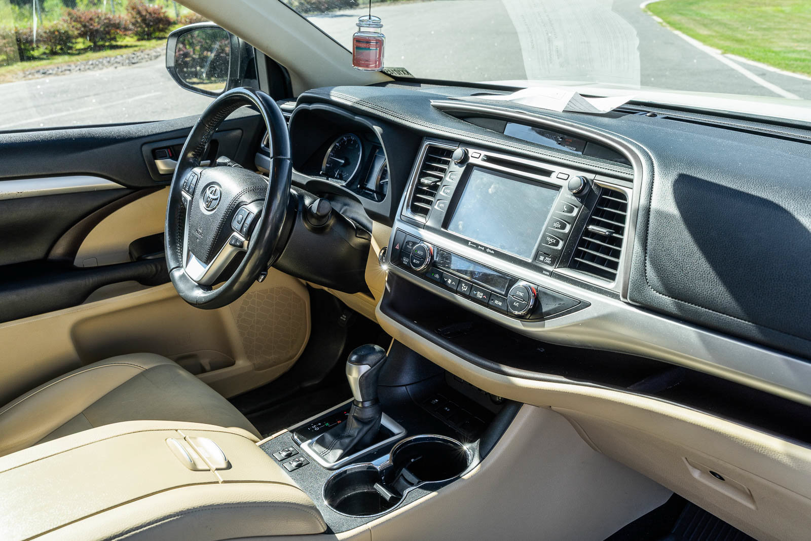 Used 2019 Toyota Highlander XLE FWD image 13
